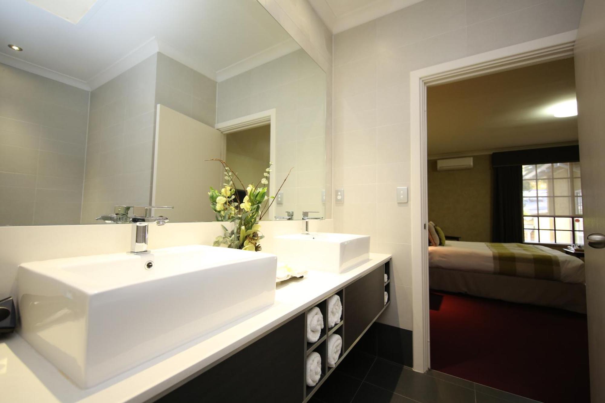 Mahogany Inn And Distillery Mahogany Creek Екстер'єр фото